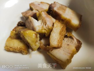 五花肉炒蒜薹的做法步骤：2