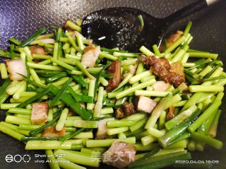 五花肉炒蒜薹的做法步骤：6