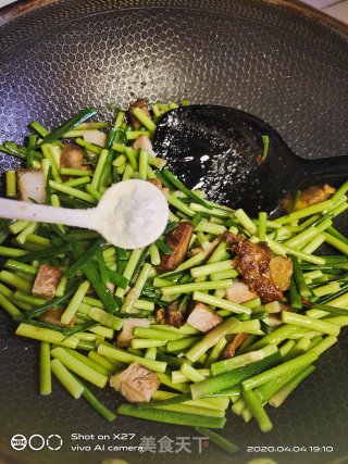 五花肉炒蒜薹的做法步骤：7