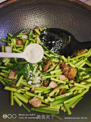 五花肉炒蒜薹的做法步骤：8