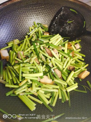 五花肉炒蒜薹的做法步骤：9