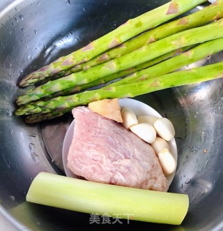 芦笋炒肉片的做法步骤：1