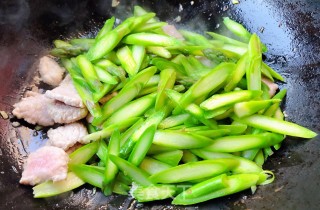芦笋炒肉片的做法步骤：7