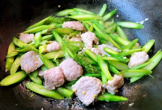 芦笋炒肉片的做法步骤：8