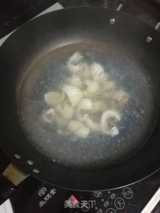 青椒秋耳炒墨鱼的做法步骤：1