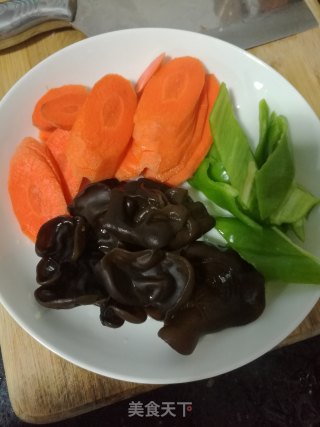 青椒秋耳炒墨鱼的做法步骤：2