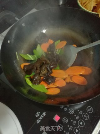 青椒秋耳炒墨鱼的做法步骤：5