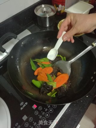 青椒秋耳炒墨鱼的做法步骤：6