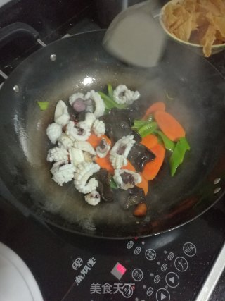 青椒秋耳炒墨鱼的做法步骤：7