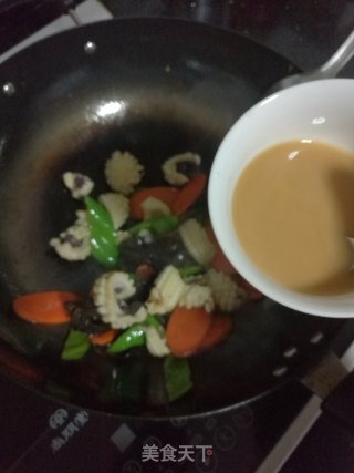 青椒秋耳炒墨鱼的做法步骤：8