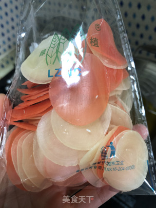 双色虾片的做法步骤：2