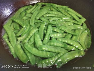 五花肉腐竹炒荷兰豆的做法步骤：2
