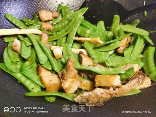 五花肉腐竹炒荷兰豆的做法步骤：4