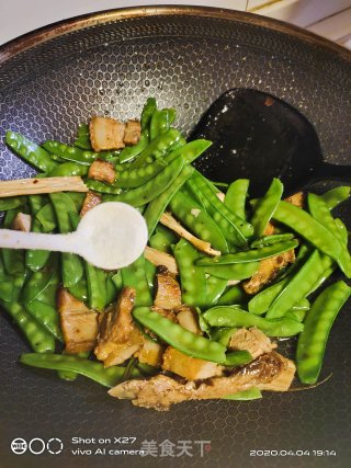 五花肉腐竹炒荷兰豆的做法步骤：5