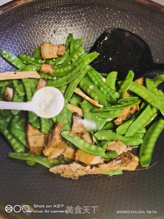 五花肉腐竹炒荷兰豆的做法步骤：6