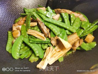 五花肉腐竹炒荷兰豆的做法步骤：7
