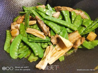 五花肉腐竹炒荷兰豆的做法步骤：8