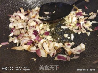 五花肉洋葱炒饭的做法步骤：4