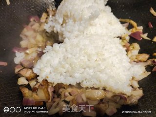 五花肉洋葱炒饭的做法步骤：5