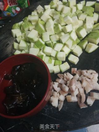西葫芦蛋肉卤面的做法步骤：1
