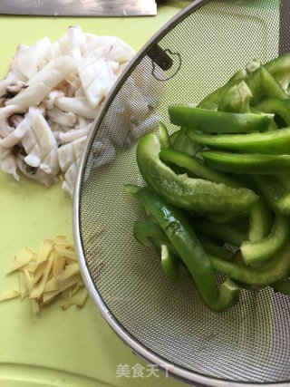 圆椒炒鱿鱼的做法步骤：1