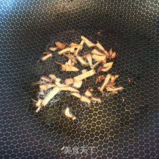 圆椒炒鱿鱼的做法步骤：2
