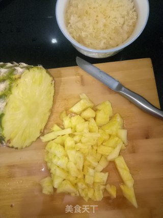 菠萝银耳露的做法步骤：1
