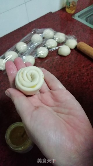 肉松夹心花朵面包的做法步骤：7