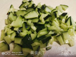 黄瓜蛋炒饭的做法步骤：1