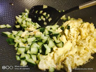 黄瓜蛋炒饭的做法步骤：4