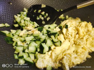 黄瓜蛋炒饭的做法步骤：5