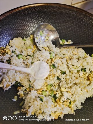 黄瓜蛋炒饭的做法步骤：7