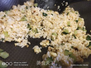 黄瓜蛋炒饭的做法步骤：8