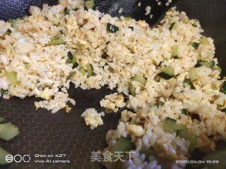 黄瓜蛋炒饭的做法步骤：9