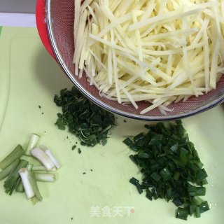 醋溜土豆丝的做法步骤：1