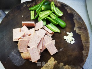 午餐肉炒青椒的做法步骤：1