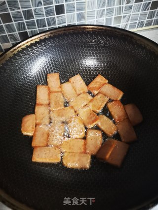 午餐肉炒青椒的做法步骤：2