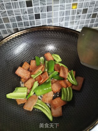 午餐肉炒青椒的做法步骤：3