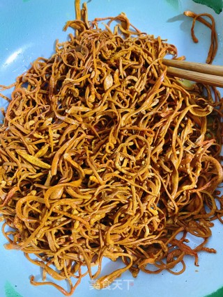 小炒虫草花的做法步骤：1