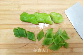 青笋拌虾仁的做法步骤：2