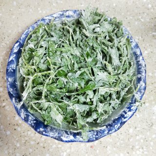 粉蒸艾叶的做法步骤：4