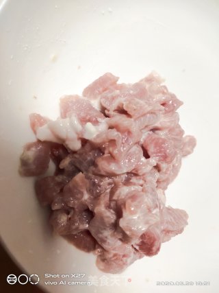 豌豆胡萝卜肉丁炒饭的做法步骤：1