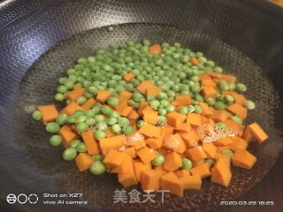 豌豆胡萝卜肉丁炒饭的做法步骤：4