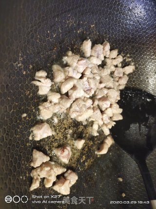 豌豆胡萝卜肉丁炒饭的做法步骤：5