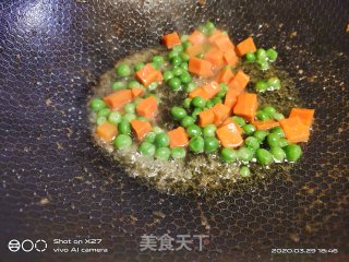 豌豆胡萝卜肉丁炒饭的做法步骤：6