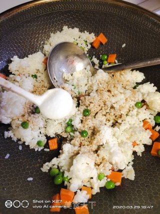 豌豆胡萝卜肉丁炒饭的做法步骤：8
