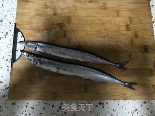 香煎秋刀鱼的做法步骤：1