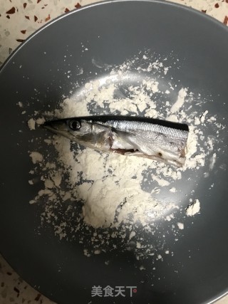 香煎秋刀鱼的做法步骤：3