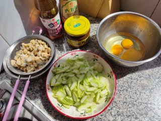 茭瓜蛤蜊炒鸡蛋的做法步骤：1