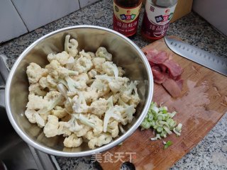 蚝油花菜的做法步骤：1